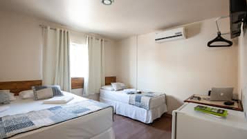 Frigobar, escrivaninha, cortinas blackout, quartos à prova de som