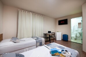 Minibar, escritorio, cortinas blackout y insonorización