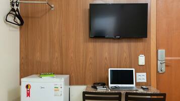 Minibaari, työpöytä, pimennysverhot, äänieristys