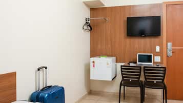 1 dormitorio, minibar, escritorio y cortinas opacas