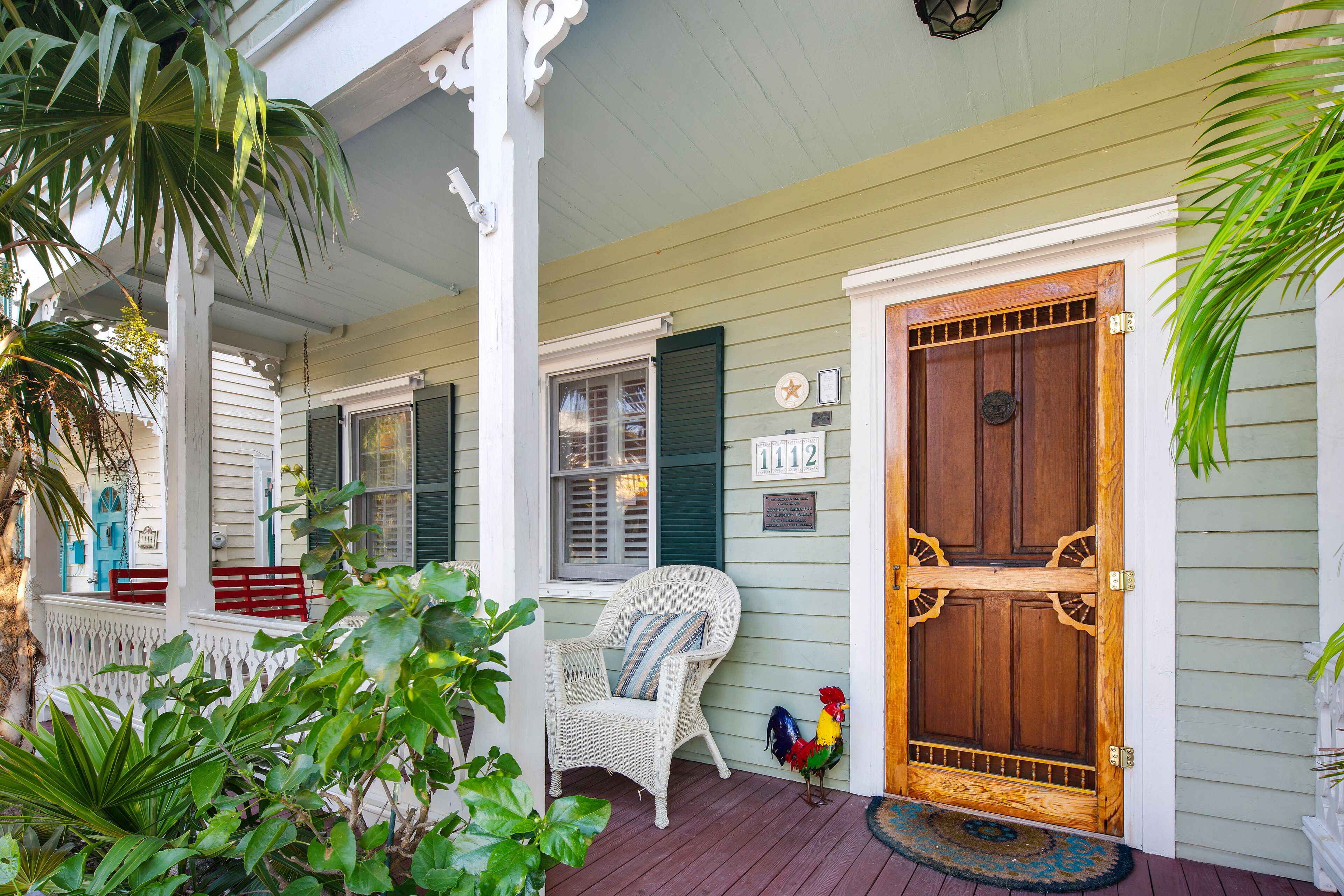 ~ BOHEMIAN HOUSE ~ Come enjoy this well-located, carefree home with a pool!