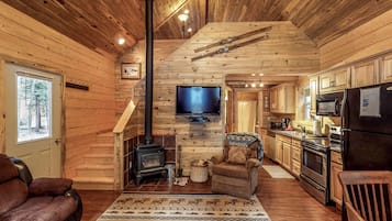 Una televisión, un reproductor de DVD, libros