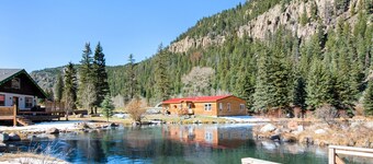 Homey cabin near National Forest with private hot tub, deck, grill, & WiFi