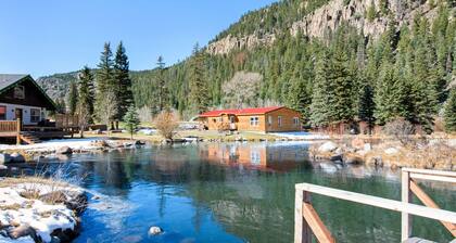 Homey cabin near National Forest with private hot tub, deck, grill, & WiFi