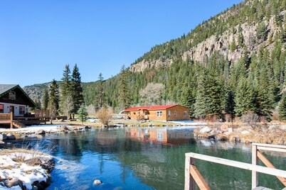 Homey cabin near National Forest with private hot tub, deck, grill, & WiFi