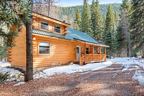 Exterior - Homey cabin near National Forest with private hot tub, deck, grill, & WiFi (South Fork)