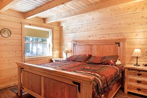 1 bedroom, iron/ironing board, WiFi, bed sheets - Homey cabin near National Forest with private hot tub, deck, grill, & WiFi (South Fork)