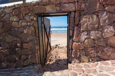 Oceanfront Villa Felicidad