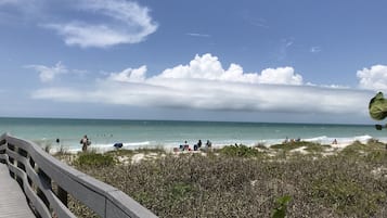 Beach nearby, sun-loungers, beach towels