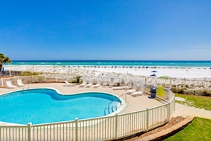 A heated pool - ⭐Beach FRONT-Private Balcony-Beach Service Included - Gulf Front Pool-1BR Windan (Miramar Beach)