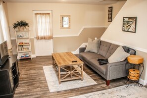 Fernseher, Kamin, Tischfußball, Bücher