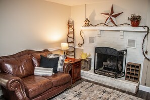 Fernseher, Kamin, Tischfußball, Bücher