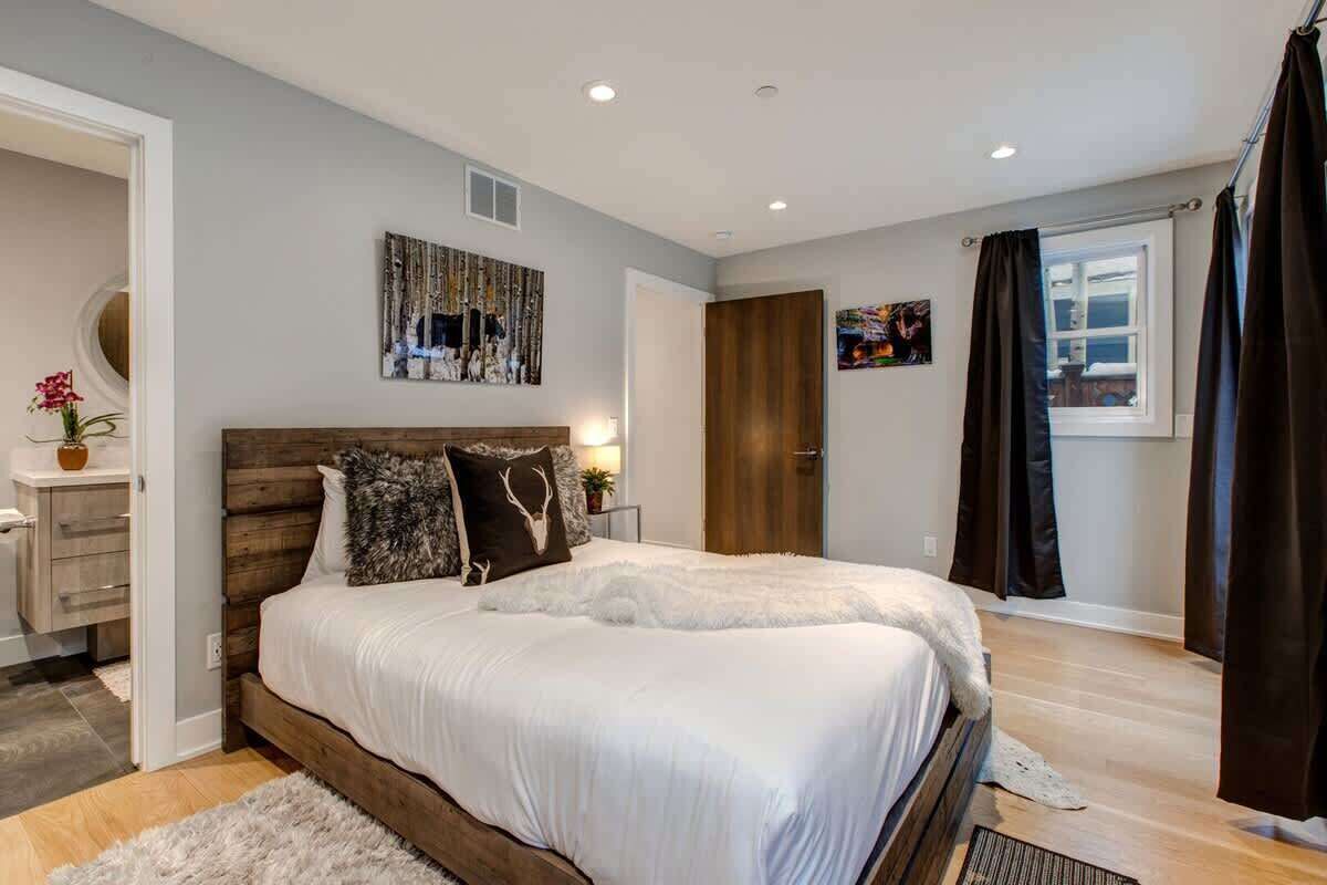 4 bedrooms, iron/ironing board, free WiFi, bed sheets
