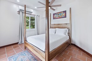 5 bedrooms, iron/ironing board, internet, bed sheets - Beachfront home with dock, deck, hammocks, strong WiFi, AC & sea view (Placencia)