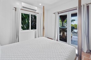 5 bedrooms, iron/ironing board, Internet, bed sheets - Beachfront home with dock, deck, hammocks, strong WiFi, AC & sea view (Placencia)