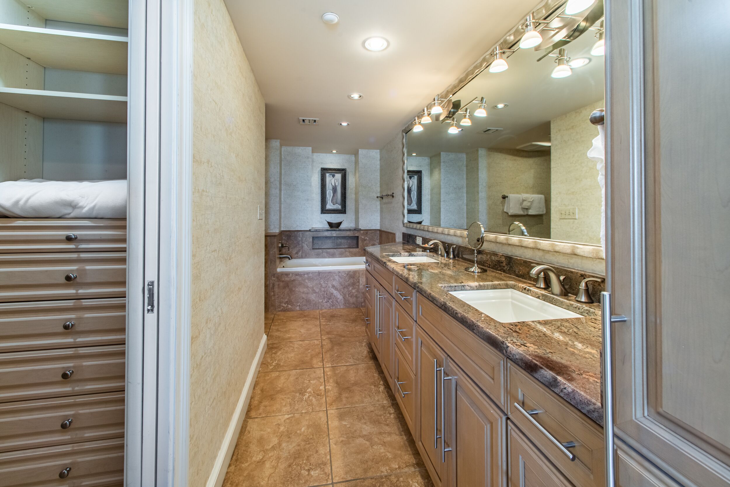 Une salle de bain moderne avec un meuble-lavabo, un double vasque et un grand miroir.
