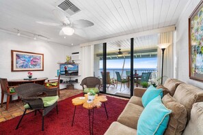 TV, books - 🏖️Ocean Front Deluxe | Top Floor | AC | Concierge Included (Kailua Kona)