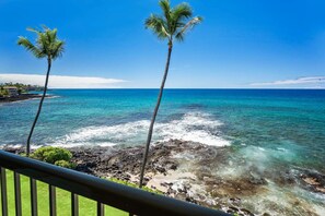 Beach - 🏖️Ocean Front Deluxe | Top Floor | AC | Concierge Included (Kailua Kona)
