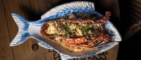 Un plato de mariscos sobre un plato con forma de pez.