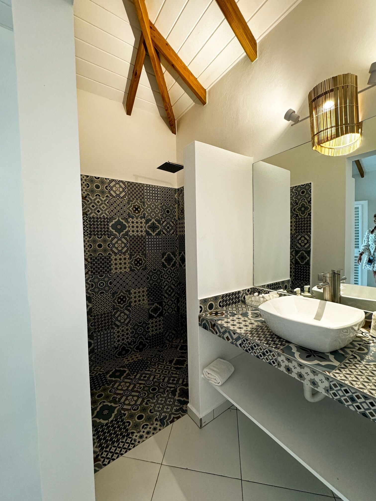 economy double room | bathroom | shower, rainfall showerhead, free toiletries, hair dryer