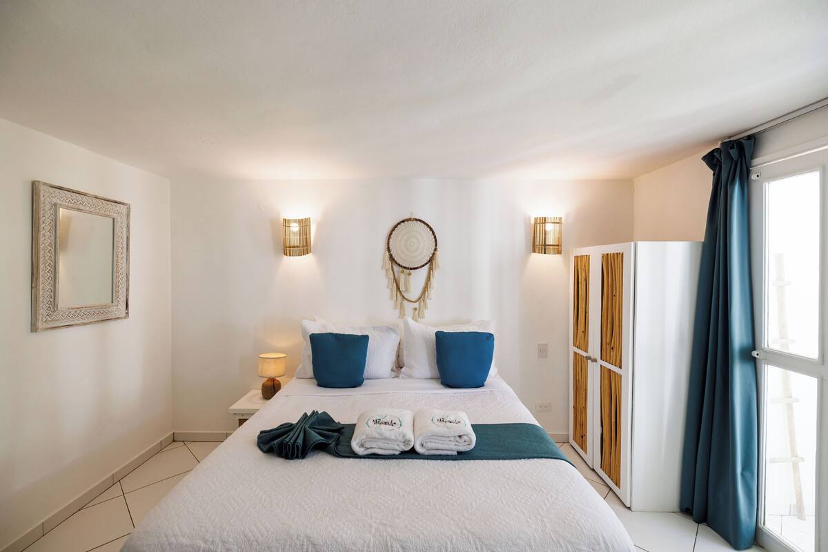 Chambre Double, 1 grand lit, non-fumeur, côté cour intérieure