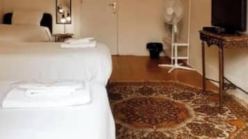 Chambre Triple Ăconomique (Outside Private Bathroom)