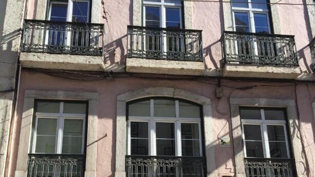 A pink building with balconies and a cinema entrance. - Happy @ Chiado (Lisbon)