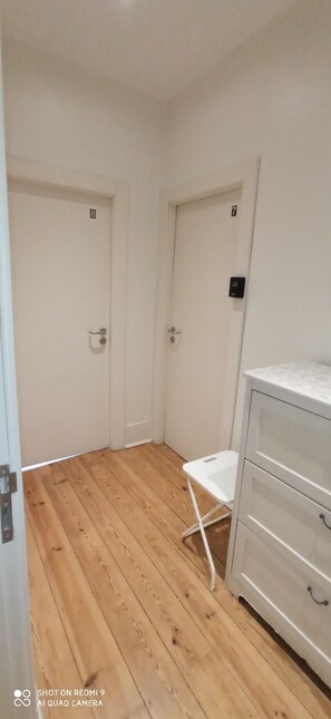 标准双人房, 公共浴室 (outside bathroom) | 住宿内部