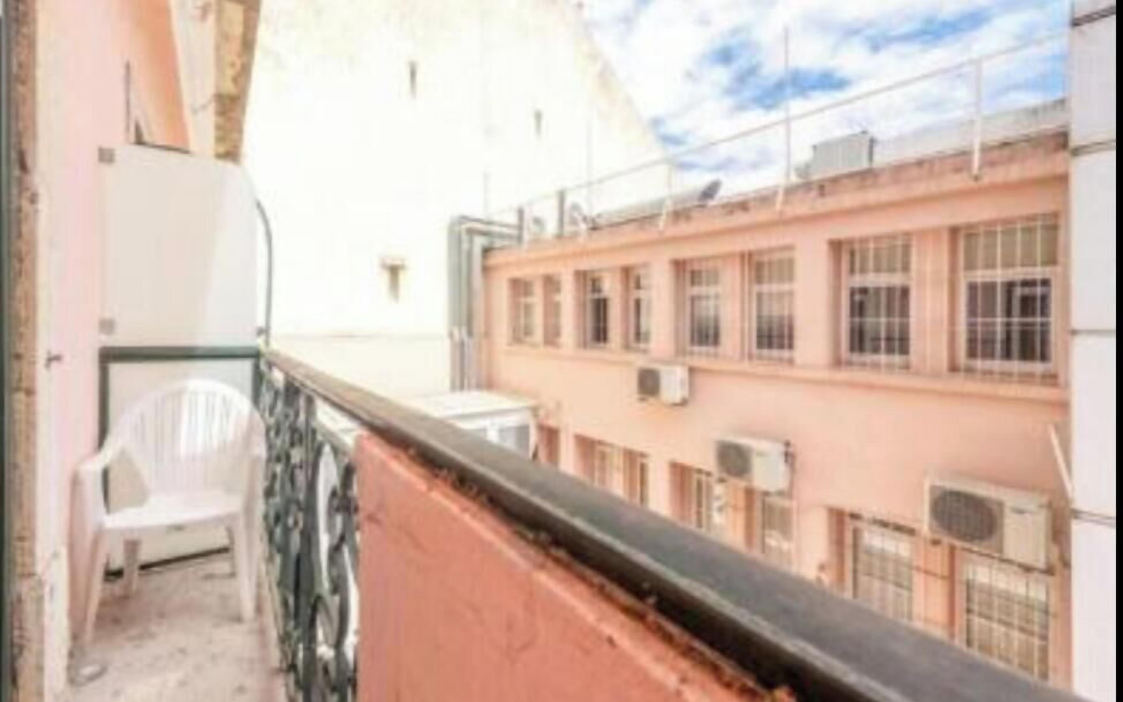 Soundproofing, free WiFi, bed sheets