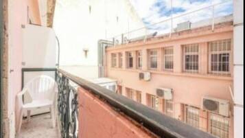 Soundproofing, free WiFi, bed sheets