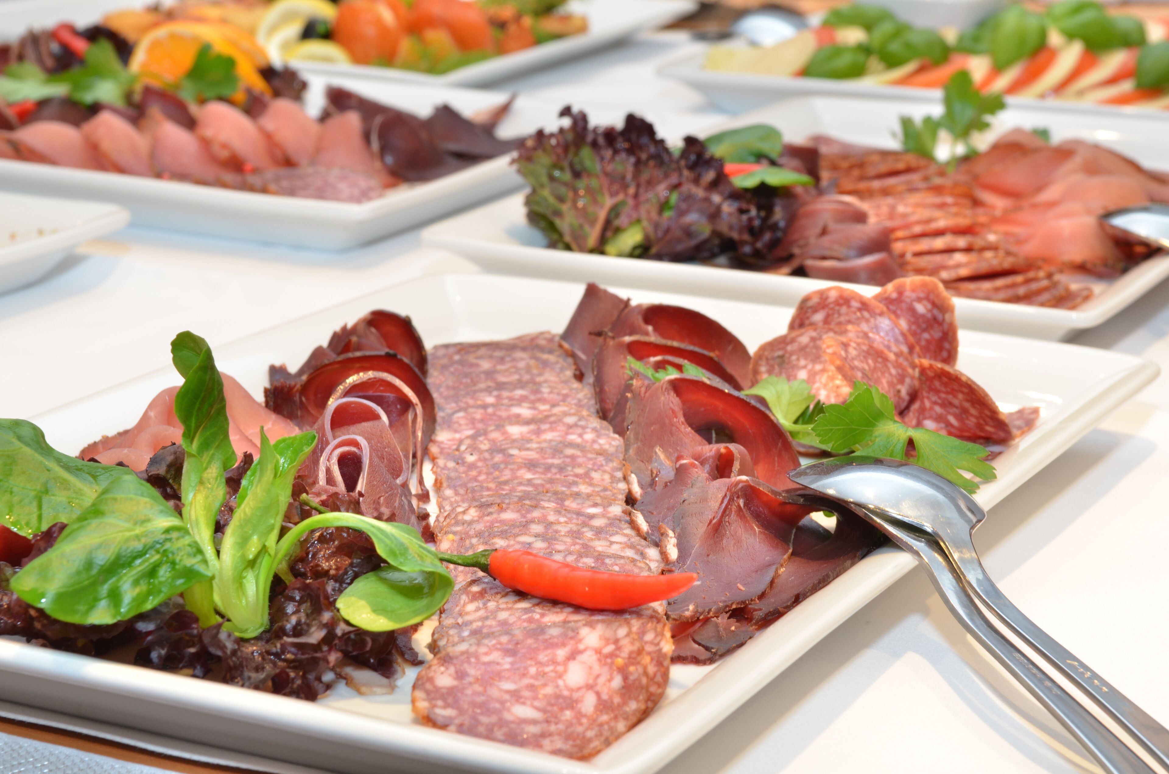 Ein Buffet mit verschiedenen Sorten Aufschnitt und Beilagen.