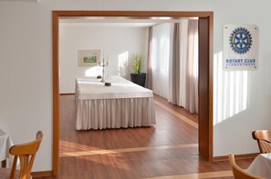 Minibar, coffres-forts dans les chambres, bureau, rideaux occultants