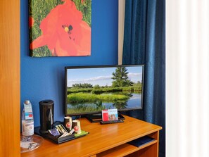 Een minibar, een kluis op de kamer, een bureau, verduisterende gordijnen