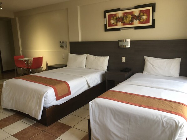 Twin Room | Desk, free WiFi, bed sheets - Hotel Caribe (Lima)