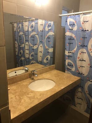 Shower, free toiletries, towels - Hotel Caribe (Lima)