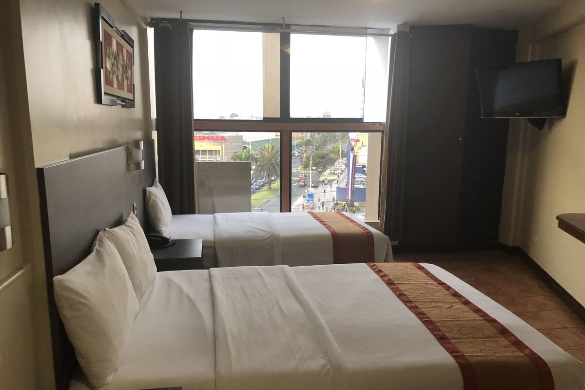 Quarto duplo | Escrivaninha, Wi-Fi de cortesia, roupa de cama