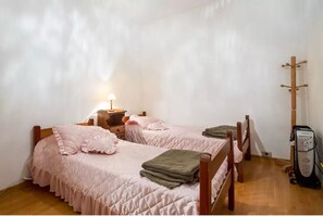 Apartament | 2 dormitoris, planxa i posts de planxar, wifi gratuïta i roba de llit 