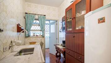 Geladeira, micro-ondas, cooktop, cafeteira/chaleira