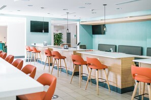 Petit déjeuner et dßner servis sur place