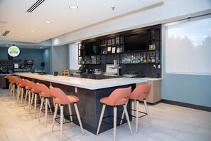 Petit déjeuner et dîner servis sur place