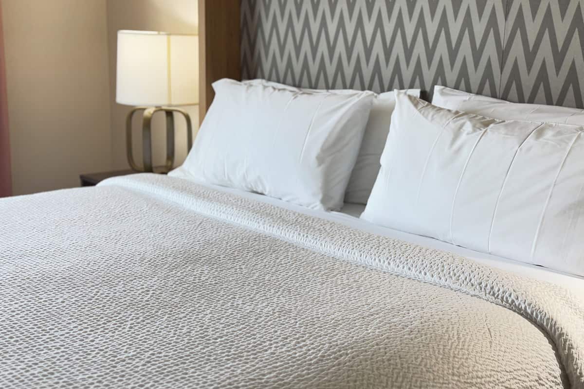 1 quarto, edredons de pluma, camas com colchões pillow-top, escrivaninha