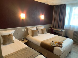A hotel room with two beds, a desk, and a chair. - Contact Hôtel Foch (Besancon)