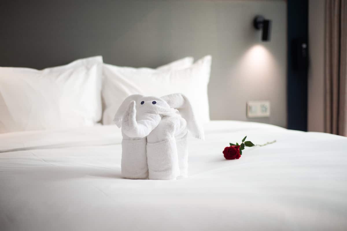 Standard Room, 1 King Bed | In-room safe, desk, soundproofing, free cribs/infant beds