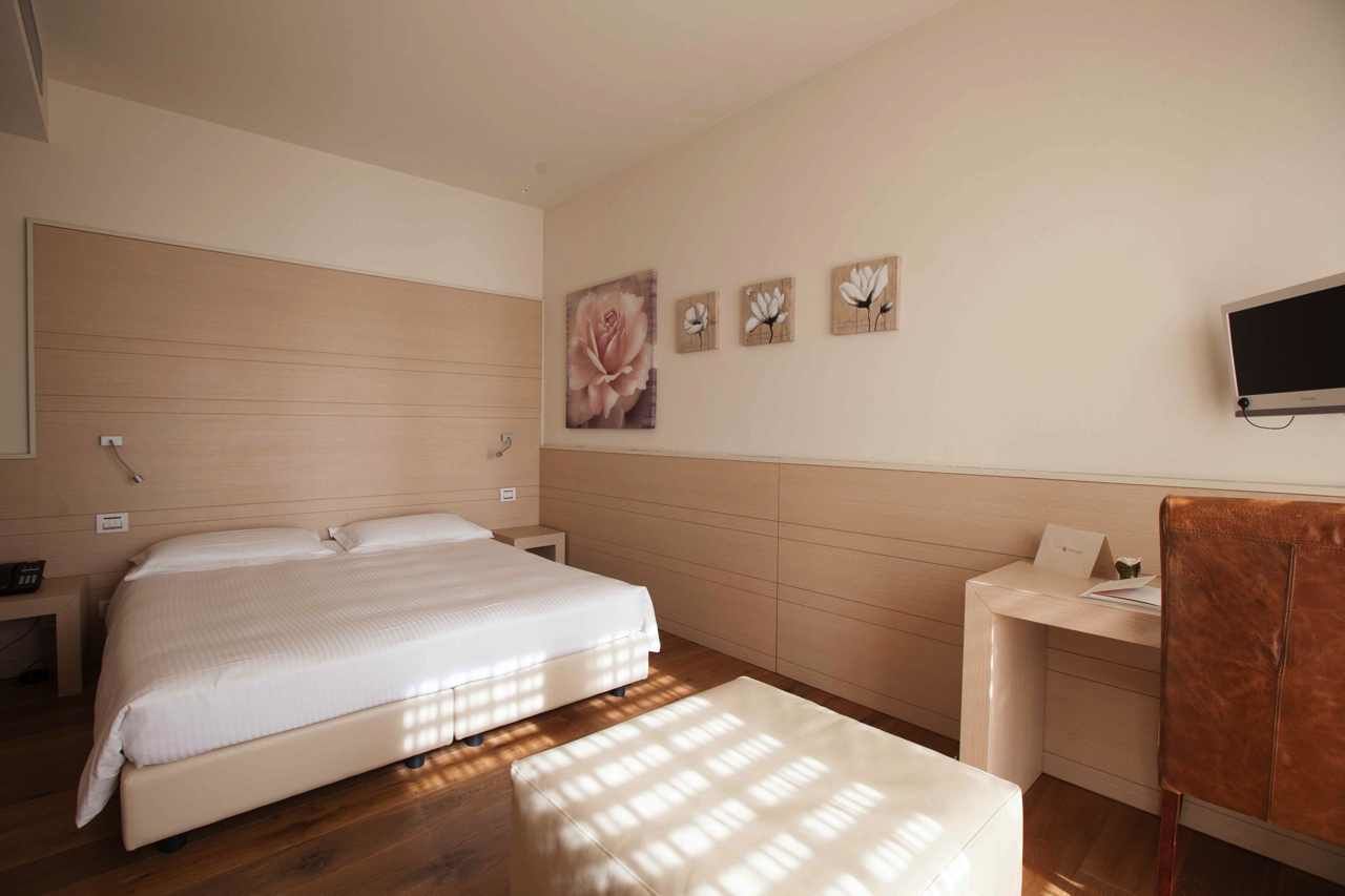 Phòng 3 | Minibar, két bảo mật tại phòng, bàn 