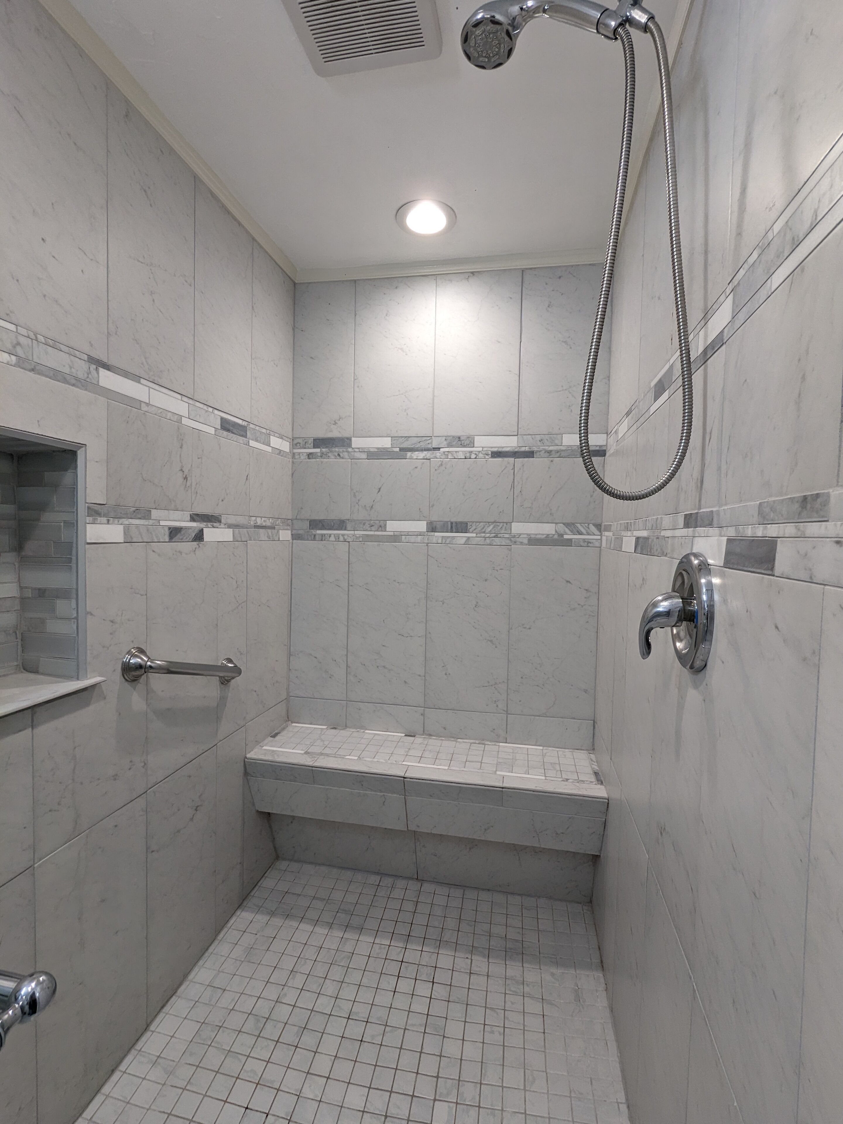 patio king | bathroom | combined shower/bathtub, free toiletries, hair dryer, towels