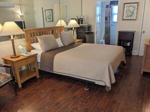 Deluxe kamer | Individueel gedecoreerd, individueel gemeubileerd, een bureau