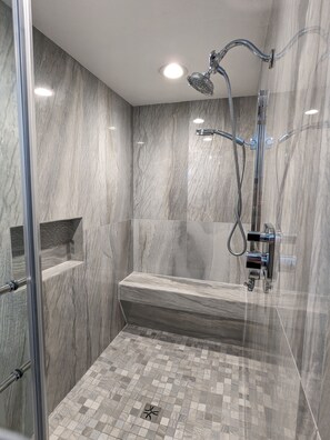 Standaard Twin kamer | Badkamer | Een bad/douchecombinatie, gratis toiletartikelen, een haardroger