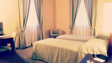 Zweibettzimmer, 2 Einzelbetten | Minibar, Zimmersafe, Schreibtisch, Verdunkelungsvorhänge