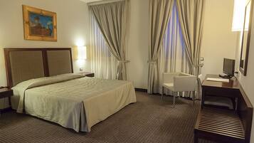 Minibar, coffres-forts dans les chambres, bureau, rideaux occultants