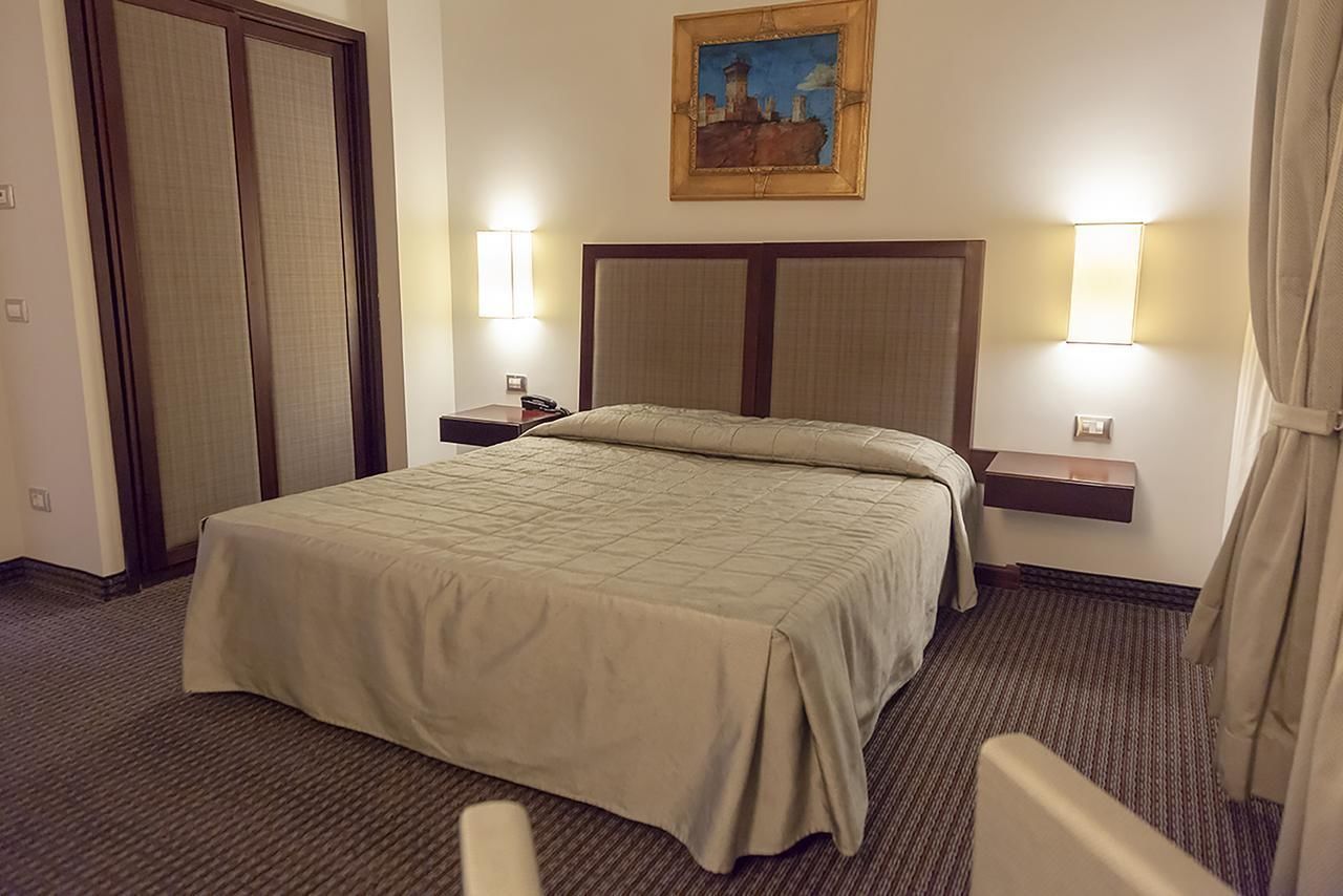 double room, 1 queen bed | 1 bedroom, minibar, in-room safe, desk